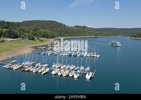 Marina e le gite in nave sul lago Bigge vicino Sondern, Sauerland, Nord Reno-Westfalia, Germania Foto Stock