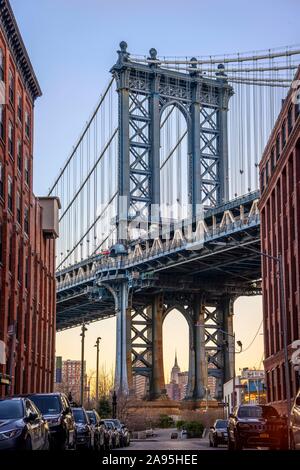 Vista dalla strada principale a Manhattan Bridge e Empire State Building, Atmosfera mattutina, Dumbo, Brooklyn, New York, Stati Uniti d'America Foto Stock