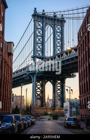 Vista dalla strada principale a Manhattan Bridge e Empire State Building, Atmosfera mattutina, Dumbo, Brooklyn, New York, Stati Uniti d'America Foto Stock