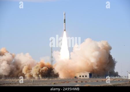 Jiuquan, la Cina della provincia di Gansu. Xiii Nov, 2019. Remote Sensing Satellite Jilin-1 Gaofen 02A viene lanciato con Kuaizhou-1A (KZ-1A) il vettore razzo dal Jiuquan Satellite Launch Center di Jiuquan, a nord-ovest della Cina di Provincia di Gansu, nov. 13, 2019. Credito: Wang Jiangbo/Xinhua/Alamy Live News Foto Stock