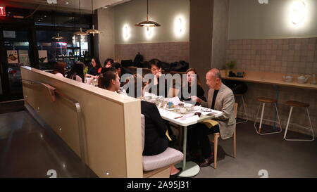 (191113) --NEW YORK, nov. 13, 2019 (Xinhua) -- Diners condividono la loro esperienza mentre frequentano il banchetto presso Junzi cucina, in New York, Stati Uniti, nov. 10, 2019. Cucina Junzi, un fast-informale ristorante cinese catena fondato e gestito da millennial, ha implementato un menu speciale intitolato "Nixon in Cina " in New York. L'uscita del ristorante intorno a Bryant Park a Manhattan, New York City, incuriosito diners con il menu ispirato la Cina del banchetto di benvenuto per gli ex Stati Uniti Il presidente Richard Nixon nel 1972 e una conversazione interattiva sulla storia dietro il quindi nazionale banchetti. Per andare Foto Stock