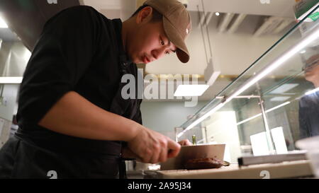 (191113) --NEW YORK, nov. 13, 2019 (Xinhua) -- Chef Lucas peccato prepara piatti di cucina Junzi, in New York, Stati Uniti, nov. 10, 2019. Cucina Junzi, un fast-informale ristorante cinese catena fondato e gestito da millennial, ha implementato un menu speciale intitolato "Nixon in Cina " in New York. L'uscita del ristorante intorno a Bryant Park a Manhattan, New York City, incuriosito diners con il menu ispirato la Cina del banchetto di benvenuto per gli ex Stati Uniti Il presidente Richard Nixon nel 1972 e una conversazione interattiva sulla storia dietro il quindi nazionale banchetti. Per andare con 'Funzione: Millennial-ru Foto Stock