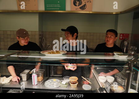 (191113) --NEW YORK, nov. 13, 2019 (Xinhua) -- chef presente l'ultimo piatto per il banchetto presso Junzi cucina, in New York, Stati Uniti, nov. 10, 2019. Cucina Junzi, un fast-informale ristorante cinese catena fondato e gestito da millennial, ha implementato un menu speciale intitolato "Nixon in Cina " in New York. L'uscita del ristorante intorno a Bryant Park a Manhattan, New York City, incuriosito diners con il menu ispirato la Cina del banchetto di benvenuto per gli ex Stati Uniti Il presidente Richard Nixon nel 1972 e una conversazione interattiva sulla storia dietro il quindi nazionale banchetti. Per andare con 'Funzione: Foto Stock