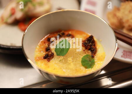 (191113) --NEW YORK, nov. 13, 2019 (Xinhua) -- Foto scattata il 9 novembre 10, 2019 mostra uno dei piatti serviti in un banchetto speciale chiamato 'Nixon in Cina " a Junzi cucina, in New York, Stati Uniti. Cucina Junzi, un fast-informale ristorante cinese catena fondato e gestito da millennial, ha implementato un menu speciale intitolato "Nixon in Cina " in New York. L'uscita del ristorante intorno a Bryant Park a Manhattan, New York City, incuriosito diners con il menu ispirato la Cina del banchetto di benvenuto per gli ex Stati Uniti Il presidente Richard Nixon nel 1972 e una conversazione interattiva sulla storia dietro t Foto Stock