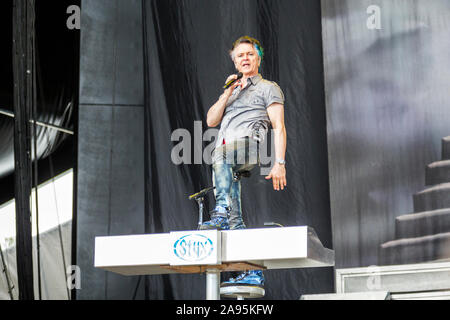 Solvesborg, Svezia. 08th, Giugno 2019. La American rock band Styx esegue un concerto dal vivo durante la Presidenza svedese music festival Sweden Rock Festival 2019. Qui il cantante e musicista Lawrence Gowan è visto dal vivo sul palco. (Photo credit: Gonzales foto - Terje Dokken). Foto Stock