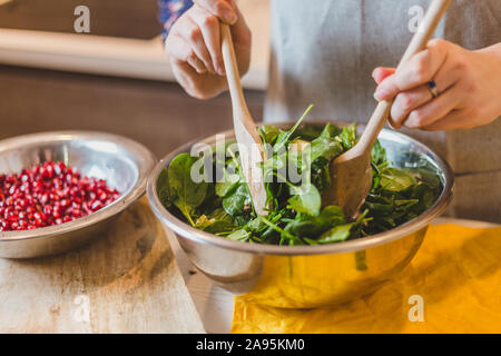 I semi di melograno e noci aggiungere ulteriore potere antiossidante di questo seriamente di nutriente e deliziosa insalata - tagliare a fette e aggiungere le pere Foto Stock