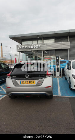 La Nissan Leaf 40kW elettrici auto ricarica rapida al principale agente di Nissan, Slough, Regno Unito Foto Stock