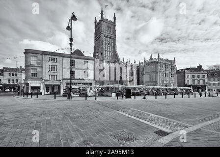 San Giovanni Battista la chiesa parrocchiale e la piazza del mercato nel centro di Cirencester in Gloucestershire, Regno Unito Foto Stock