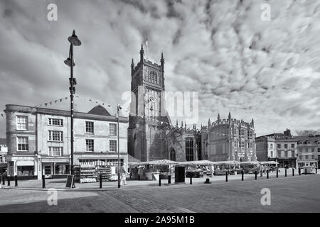 Bianco & Nero vista di Cirencester centro storico con la piazza del mercato e la chiesa parrocchiale di San Giovanni Battista Foto Stock