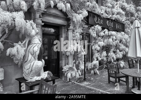 La Old Bell Hotel a Malmesbury, Wiltshire in bianco e nero. In inghilterra il più antico, e alcuni dicono più ossessionato, hotel. Foto Stock