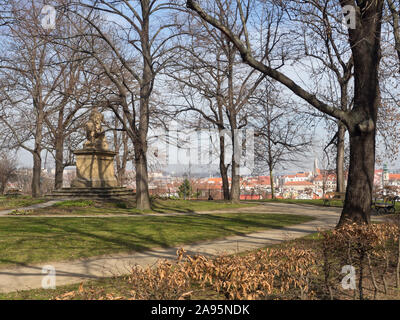 Statua di San Venceslao nel Parco di Vyšehrad all'interno di una fortezza storica di Praga Repubblica Ceca, viste sulla città sui bastioni Foto Stock