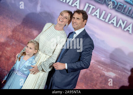 Le voci italiane di Frozen II frequentando il tappeto rosso durante la première italiana. Foto Stock