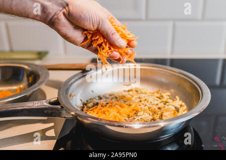 Spaghetti con pollo e funghi in una salsa cremosa ricetta - close up - cucina casalinga Foto Stock