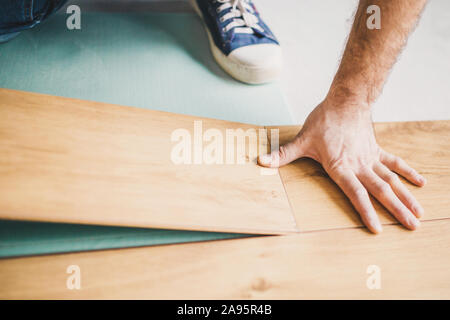 Il collegamento dei due pannelli in laminato attraverso una giunzione corta nella serratura Foto Stock