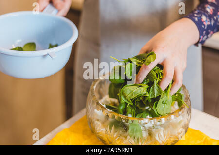 I semi di melograno e noci aggiungere ulteriore potere antiossidante di questo seriamente di nutriente e deliziosa insalata - tagliare a fette e aggiungere le pere Foto Stock