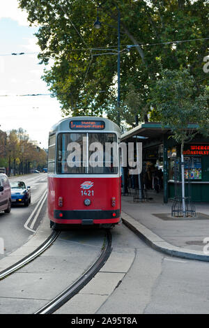 I mezzi di trasporto pubblici tram nel centro di Vienna Foto Stock