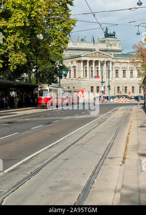 I mezzi di trasporto pubblici tram nel centro di Vienna Foto Stock