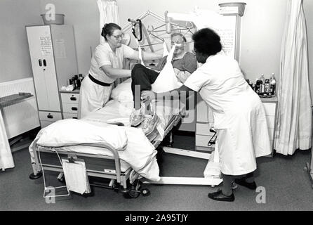 Gli infermieri sollevamento di un paziente anziano usando un paranco, City Hospital, Nottingham 1991 REGNO UNITO Foto Stock