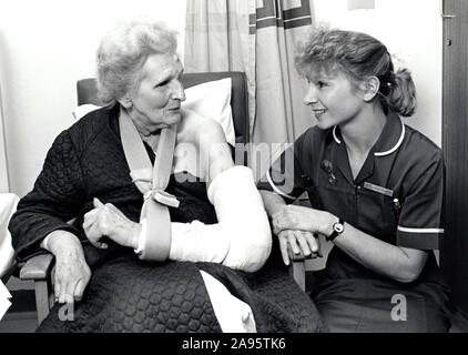 Nurse & donna anziana, City Hospital, Nottingham Regno Unito 1991 Foto Stock