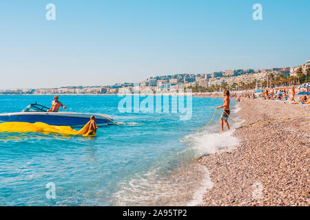 Nizza, PROVENZA / Francia - 29 Settembre 2018: conciate slim uomo latino getta una fune in mare per una barca Foto Stock