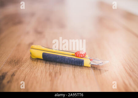 Decorazione di interni - pavimentazioni - costruzione coltello sul nuovo laminato Foto Stock