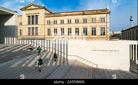 Vista esterna del James Simon Galerie presso il Museo Island , Museumsinsel nel quartiere Mitte di Berlino, Germania, architetto David Chipperfield. Foto Stock