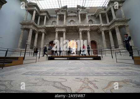 La ricostruzione della Porta del mercato di Mileto al Pergamon Museum di Berlino, Germania Foto Stock