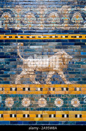 In mattonelle di ceramica da Lions Ishtar Gate, processionale modo, Pergamon Museum di Berlino, Germania Foto Stock