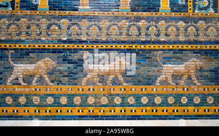 In mattonelle di ceramica da Lions Ishtar Gate, processionale modo, Pergamon Museum di Berlino, Germania Foto Stock