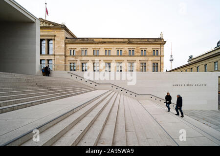 Vista esterna del James Simon Galerie presso il Museo Island , Museumsinsel nel quartiere Mitte di Berlino, Germania, architetto David Chipperfield. Foto Stock