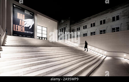 Vista notturna di esteriore di James Simon Galerie presso il Museo Island , Museumsinsel nel quartiere Mitte di Berlino, Germania, architetto David Chipperfield. Foto Stock