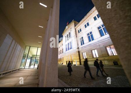 Vista notturna di esteriore di James Simon Galerie e il Neues Museum al Museo Island , Museumsinsel nel quartiere Mitte di Berlino, Germania, architetto David Chipperfield. Foto Stock