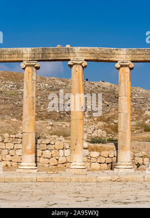 Colonne ioniche a forma ovale Plaza (Forum), Jerash, Giordania Foto Stock