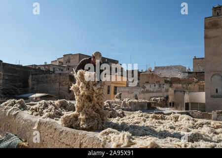 Fez, in Marocco. Il 9 novembre 2019. Un laboratorio per le operazioni di lavaggio e di asciugatura e la tintura di lana Foto Stock