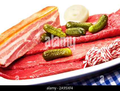 Cottura involtini di carne di manzo Foto Stock