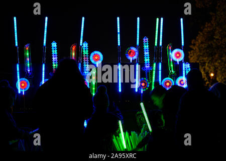 Lampeggiante giocattoli novità con luci colorate e suoni. Luce sciabole spade e mulini a vento di filatura. Notte Tempo di stallo di eventi per i bambini. Foto Stock