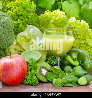 Frullato di verde con frutta e verdura Foto Stock