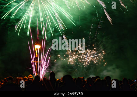 Un pubblico di fuochi d'artificio a Lindfield nel West Sussex, in Inghilterra, Regno Unito. Evento annuale per contrassegnare Guy Fawkes notte o notte dei falò. Foto Stock