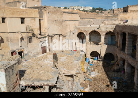 Fez, in Marocco. Il 9 novembre 2019. Un laboratorio per le operazioni di lavaggio e di asciugatura e la tintura di lana Foto Stock