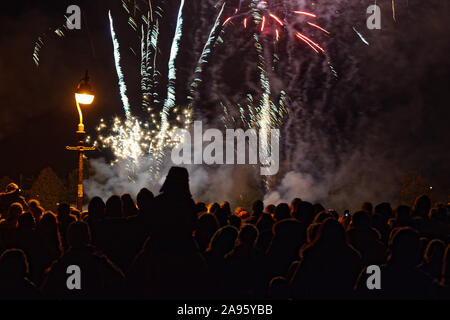 Un pubblico di fuochi d'artificio a Lindfield nel West Sussex, in Inghilterra, Regno Unito. Evento annuale per contrassegnare Guy Fawkes notte o notte dei falò. Foto Stock