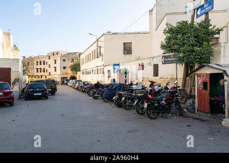 Fez, in Marocco. Il 9 novembre 2019. seduta nella sua cabina per le strade del centro città Foto Stock