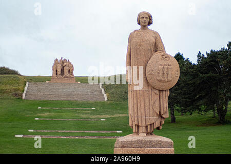 Nel bel mezzo del nulla vicino Chateau-Thierry uno può trovare il Les Fantômes, una scultura di Paul Landowski. Foto Stock