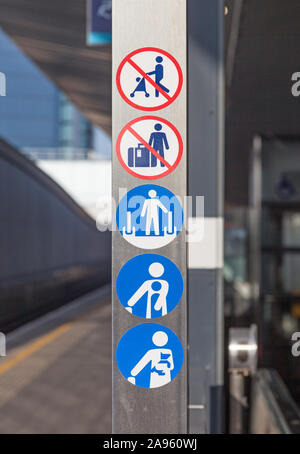 Segnaletica per la guida dei passeggeri tramite escalator a Londra principale stazione ferroviaria. Foto Stock