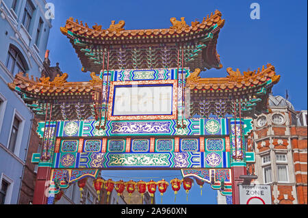 Londra, Soho. Il cancello di Chinatown in Wardour Street, costruito nello stile della Dinastia Qing. Foto Stock
