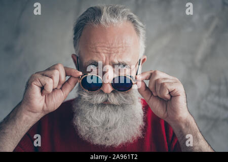 Dove è il 2020. Close up foto di brutale grave vecchio uomo a toccare la sua trendy specs meravigliose sul tempo di Natale di usura alla moda rosso il ponticello isolate su Foto Stock