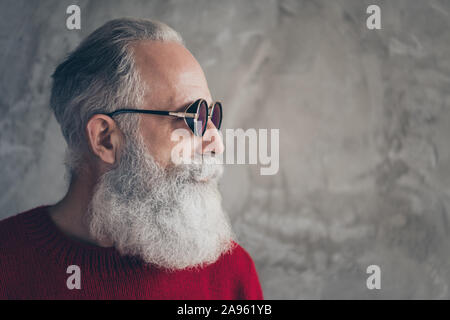 Profilo lato vicino fino foto di gravi di moda uomo vecchio visita il tempo natalizio parte meravigliose da usura copyspace rosso ponticello elegante isolate su Foto Stock