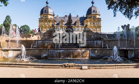 Bamberg 2019. Fontana con getti e Seehof castello. Siamo su una calda e soleggiata giornata estiva e molte persone trovare ristoro in giardini italiani di t Foto Stock