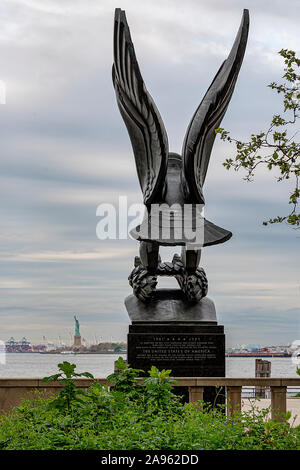 Stati Uniti d'America, New York - Maggio 2019: War Memorial, 1941-45 monumento ai marinai in tutta l'America che hanno perso le loro vite Foto Stock