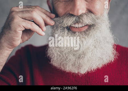 Ritagliato closeup foto del ragazzo di età toccare dita perfetta neat lunga barba dopo il salon styling usura rosso pullover a maglia hipster vestito grigio isolato Foto Stock