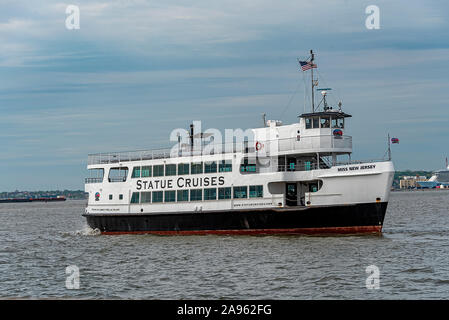 Stati Uniti d'America, New York - Maggio 2019: Liberty Island Ferry boat - crociere di statura Foto Stock